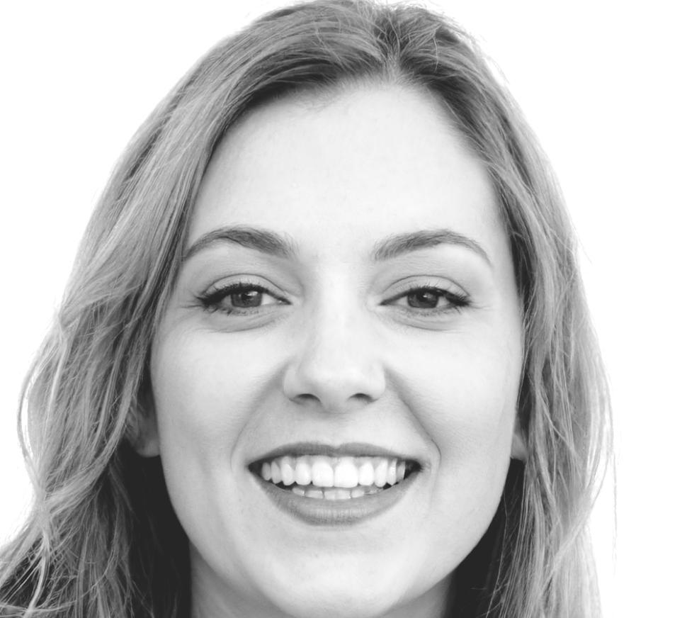 Retrato profesional de consultora en gestión de excedentes