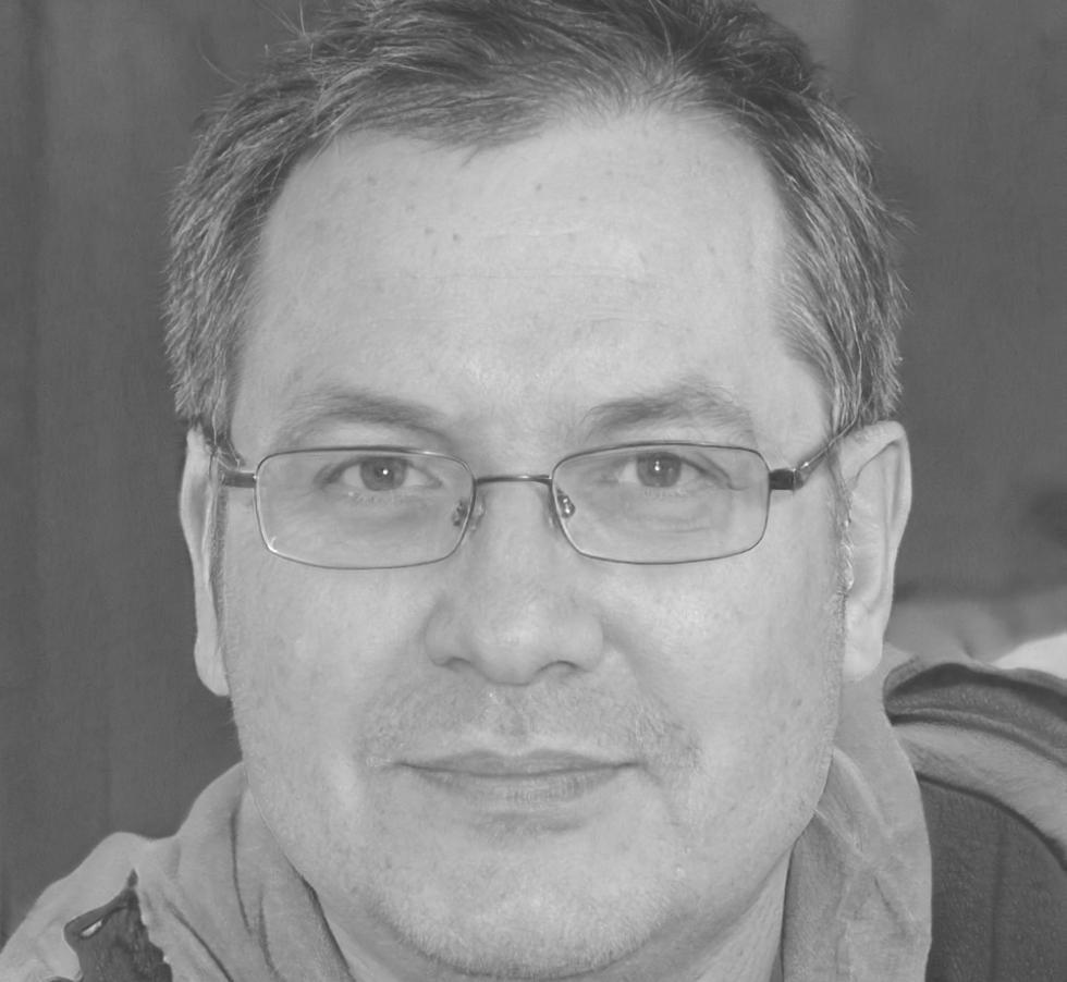 Retrato profesional de Carlos Mendoza